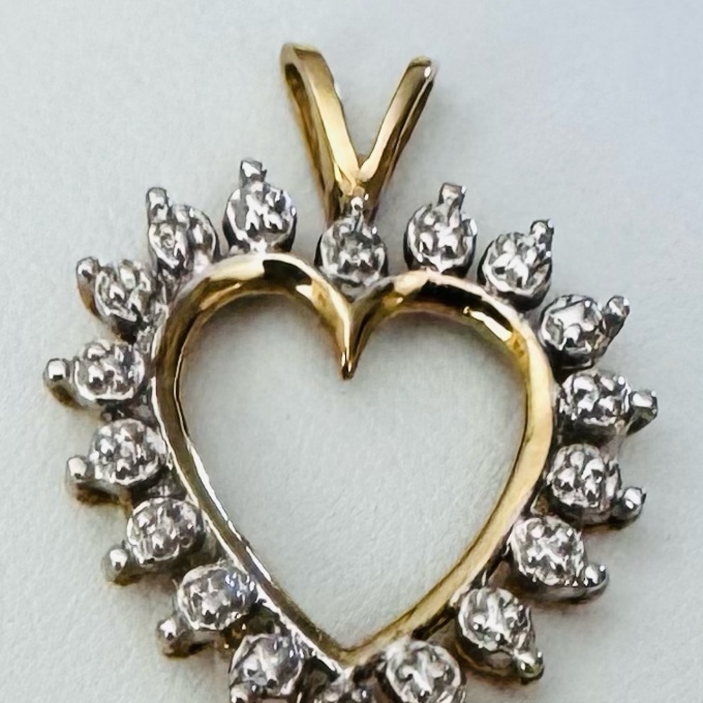 10K Yellow Gold Heart Pendant with Diamonds and Nugget Halo vintage - Picture 2 of 6